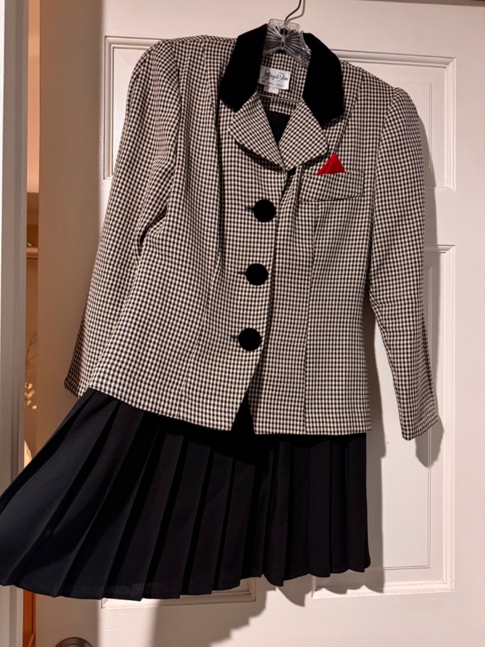 Jeffrey & Dara Blazer & Pleaded Skirt - Picture 2 of 3